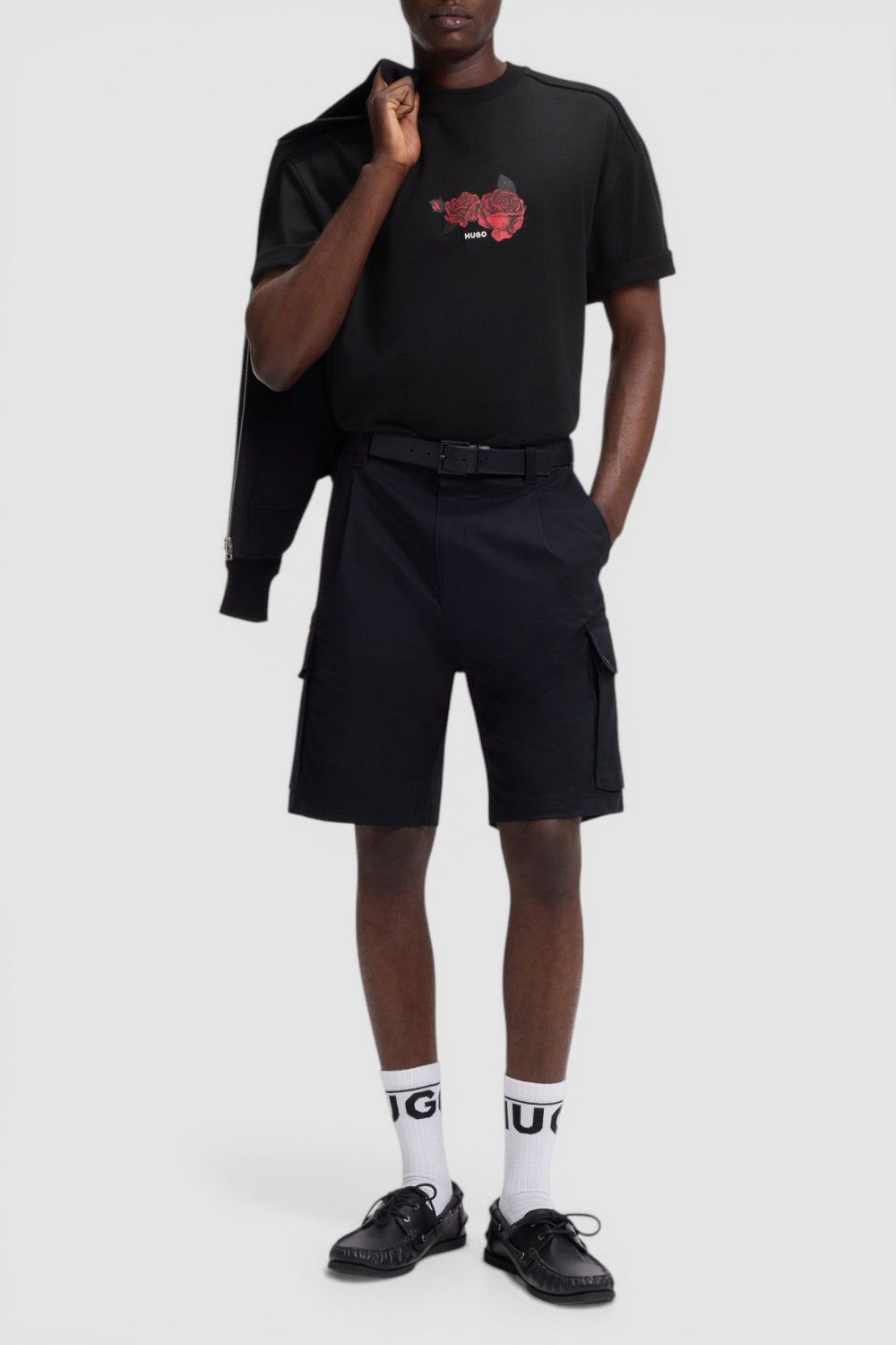 תמונת כל הלוק של חולצת טי בגזרת אוברסייז